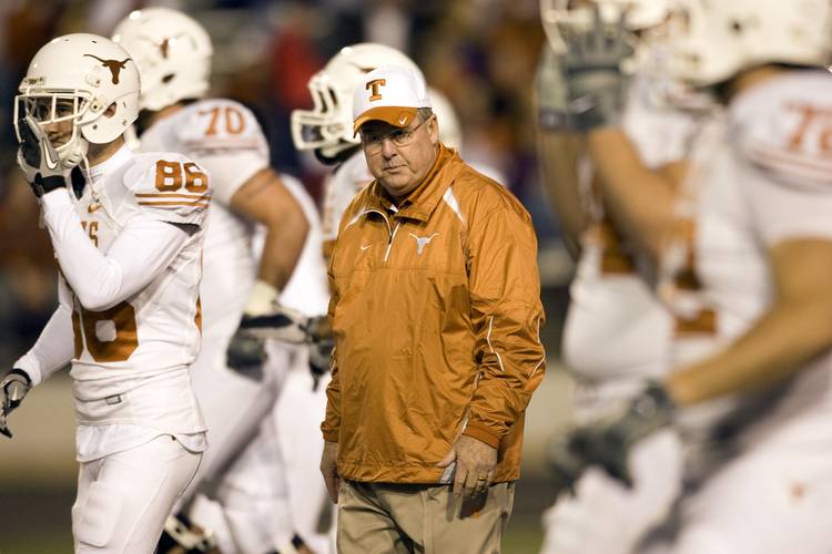 Texas OC Greg Davis officially resigns