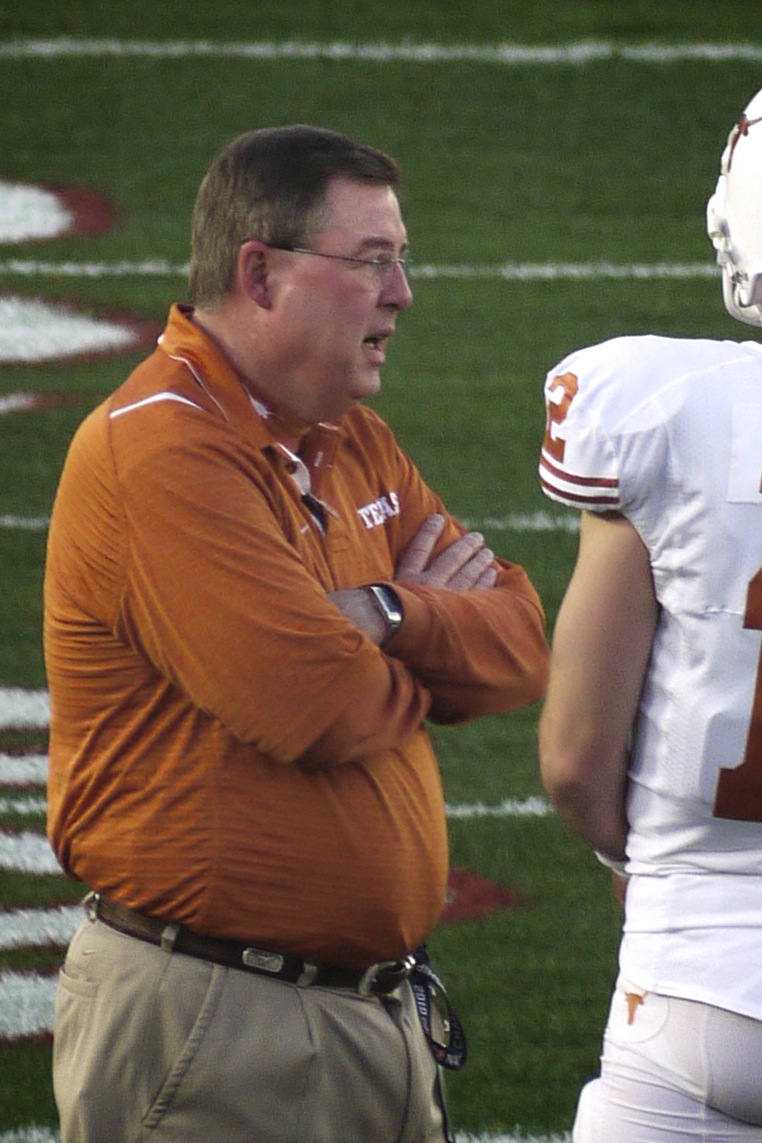 Texas OC Greg Davis officially resigns